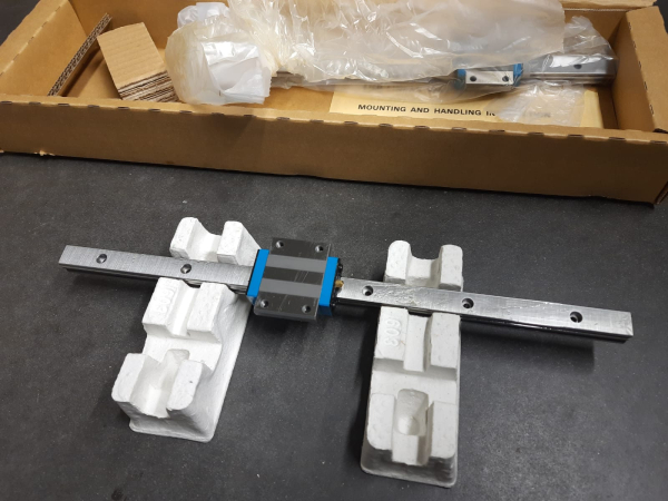 Linearf&uuml;hrung mit Schlitten IKO - MET15C1R360T1H 360mm L&auml;nge